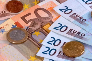 Euro-Banknoten und Muenzen